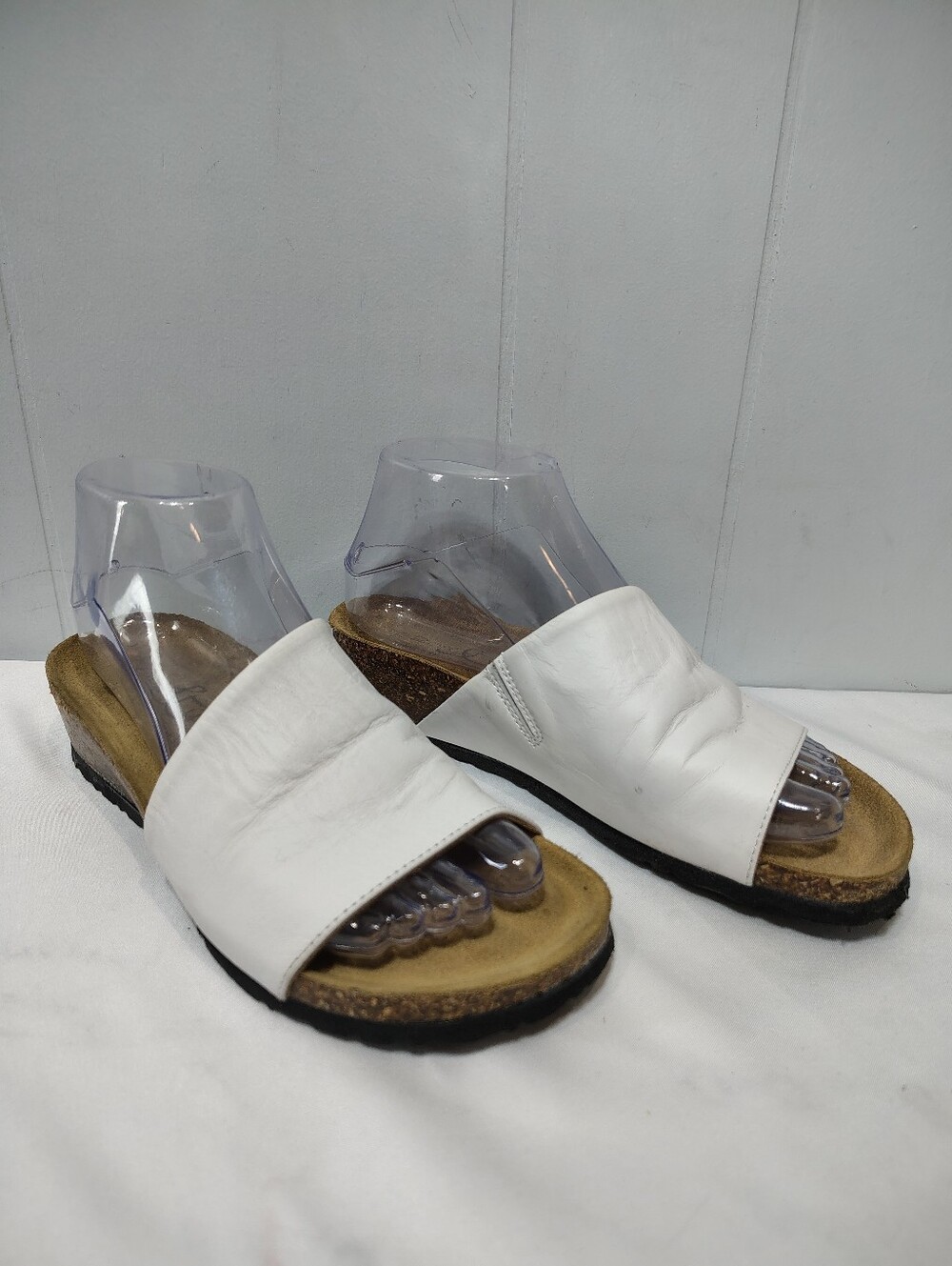 Bos & Co Women's Lux in White size 6 37 Slip On Footbed‎ Comfy Leather